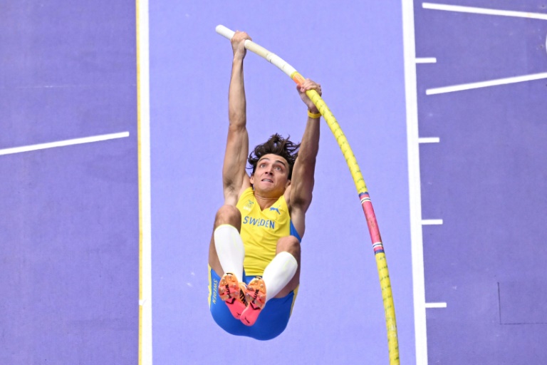 L'athlète suédois Armand Duplantis participe aux qualifications du saut à la perche pour l'épreuve d'athlétisme des Jeux Olympiques de Paris 2024 au Stade de France à Saint-Denis, au nord de Paris, le 3 août 2024