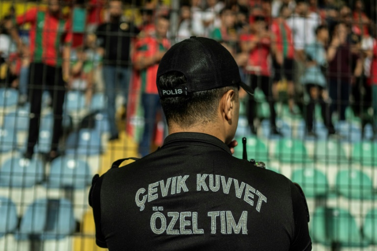 Un policier lors d'un match de deuxième division turque entre Amedspor et Sakaryaspor, le 28 août 2024 au stade Necmi Kadioglu d'Istanbul