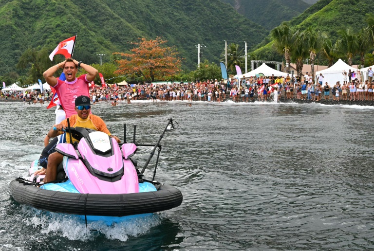 Kauli Vaast célèbre sa médaille d'or en surf aux Jeux de Paris, à Teahupo'o lundi