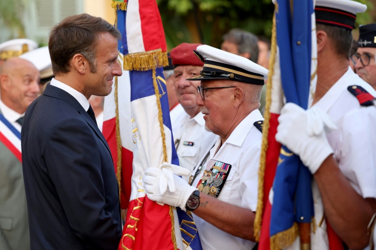 Le président français Emmanuel Macron (G) lors des cérémonies pour les 80 ans de la libération de Bormes-les-Mimosas, dans le Var, le 17 août 2024