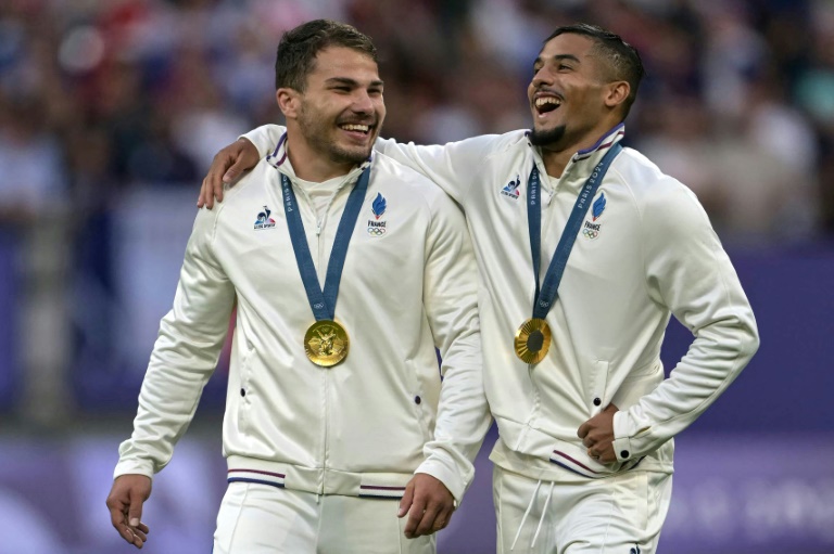 Les deux Toulousains de l'équipe de France de rugby à VII Antoine Dupont (à gauche) et Nelson Epée, le 27 juillet 2024 au Stade de France