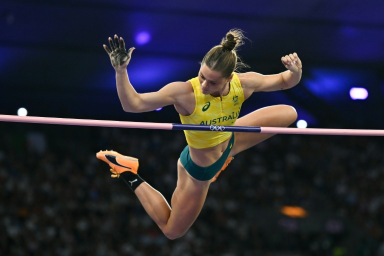 La perchiste Nina Kennedy lors de la finale du saut à la perche qu'elle a remporté aux Jeux olympiques de Paris, au Stade de France, le 7 août 2024