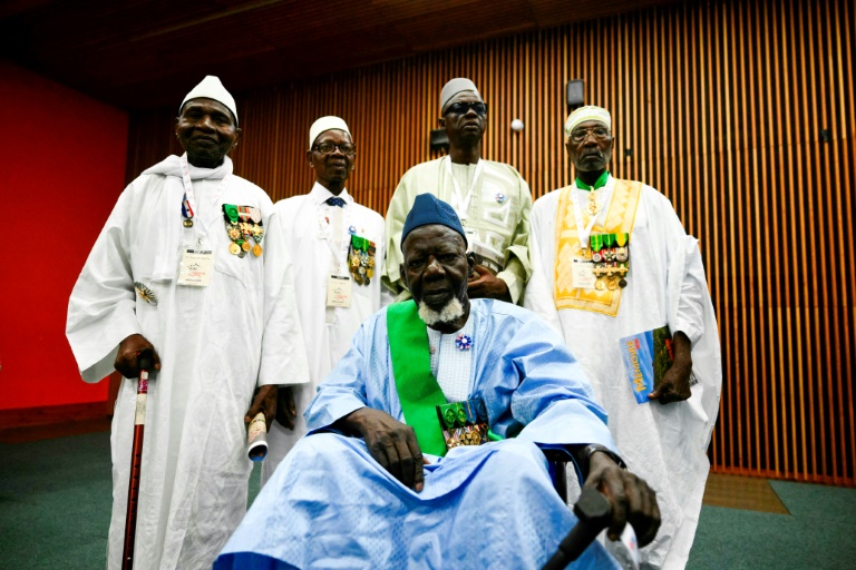 Cinq anciens tirailleurs sénégalais posent le 15 août 2024 à Fréjus, dans le Var, avant une cérémonie de commémoration du débarquement en Provence