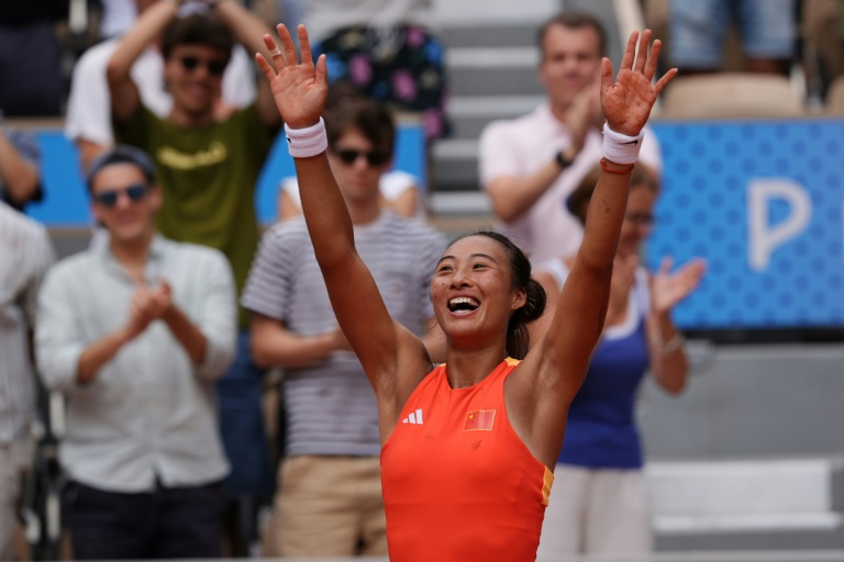 La Chinoise Zheng Qinwen s'est qualifiée pour la finale du tournoi olympique de tennis en battant la Polonaise Iga Swiatek le 1er août 2024 à Paris