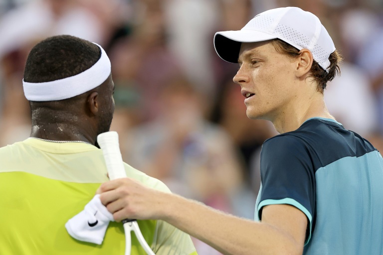 L'Américain Frances Tiafoe (g) félicite l'Italien Jannik Sinner après leur match lors de la finale masculine du Masters 1000 de Cincinnati, le 19 août 2024