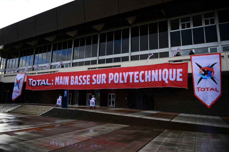 Des militants de l'ONG Greenpeace manifestent le 12 mars 2020 devant l'Ecole Polytechnique à Palaiseau pour protester contre un projet d'implantation d'un centre de recherche de TotalEnergies sur le campus