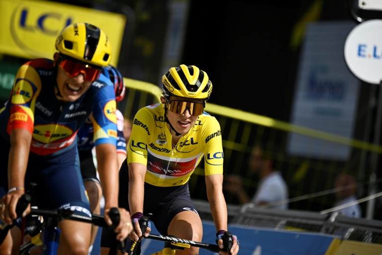 La Polonaise Katarzyna Niewiadoma de l'équipe Canyon-SRAM portant le maillot jaune de leader du classement général alors qu'elle franchit la ligne d'arrivée lors de la 6e étape (sur 8) du Tour de France cycliste féminin, à Morteau, le 16 août 2024