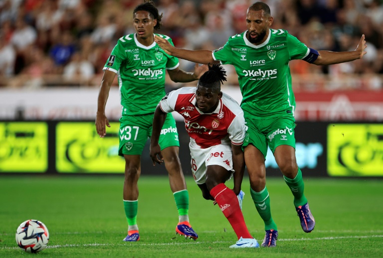 Breel Embolo (au centre) à la lutte avec les Stéphanois Mathis Ampougou et Yunis Abdelhamid lors de la victoire de Monaco 1-0 pour la 1re journée de Ligue 1 le 17 août 2024 au stade Louis II