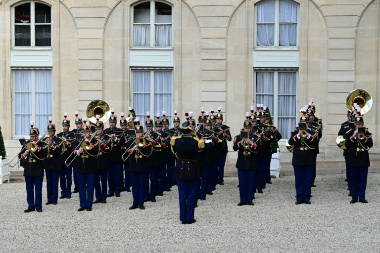 Performance musicale de la Garde républicaine en amont d'une visite du président chinois à l'Elysée, le 6 mai 2024 à Paris