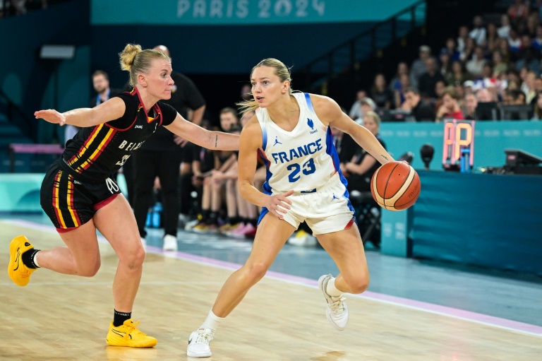 La Française Marine Johannès (d) devant la Belge Julie Vanloo, le 9 août 2024 à la Bercy Arena de Paris