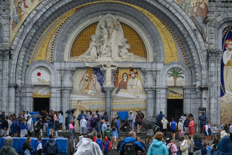 Des fidèles rassemblés devant la basilique Notre Dame du Rosaire lors du pèlerinage de l'Assomption à Lourdes, le 14 août 2024