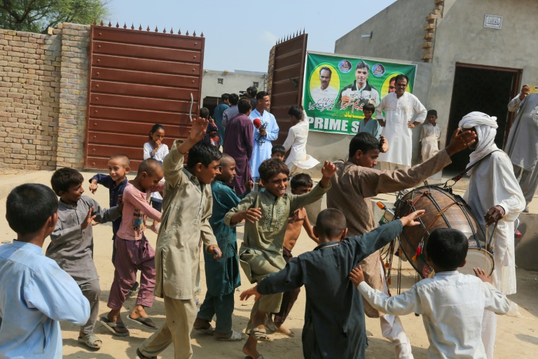 La joie des habitants de Mian Channu, le village d'Arshad Nadeem, le premier athlète pakistanais à remporter l'or olympique, au lancer de javelot, le 9 août 2024