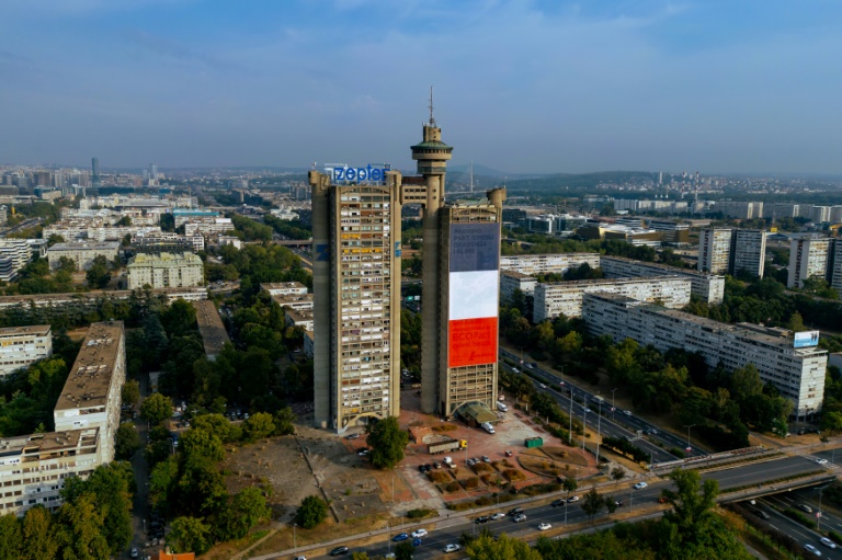 Une vue aérienne de la Tour Genex de Belgrade arborant un drapeau français géant deux jours avant la venue d'Emmanuel Macron en Serbie, le 27 août 2024