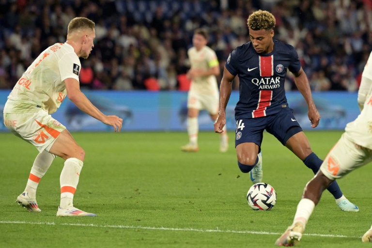 Le milieu de terrain parisien Désiré Doué (à droite) lors du match de Ligue 1 contre Montpellier, le 23 août 2024 au Parc des Princes