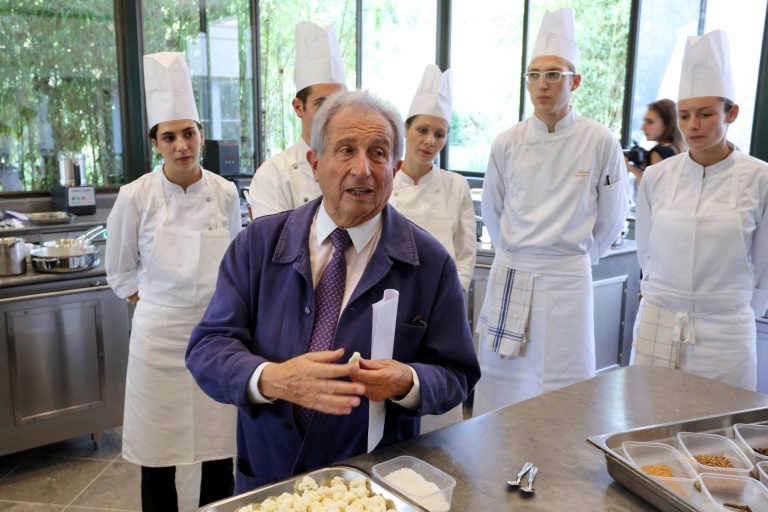 Le chef  Michel Guérard, triplement étoilé au guide Michelin depuis 1977, pose avec des élèves de l'école de cuisine qu'il a créée, le 26 septembre 2013 dans son restaurant d'Eugénie-les-Bains, dans les Landes