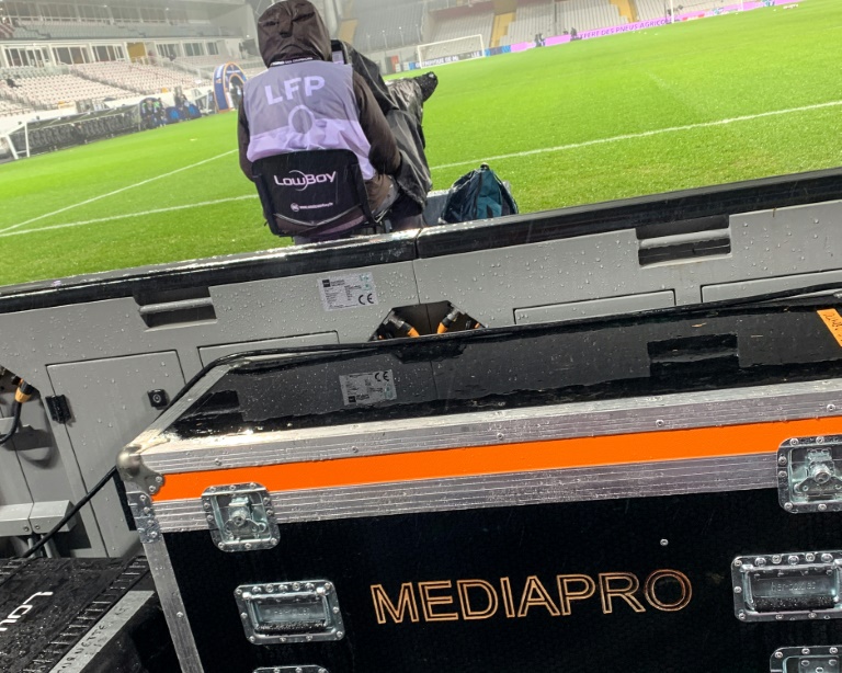 Un cameraman du diffuseur Mediapro prend position pour le Trophée des champions entre le PSG et l'OM, le 13 janvier 2021 à Lens