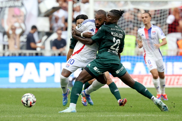 L'attaquant de Lyon Alexandre Lacazette et le défenseur ghanéen de Monaco Mohammed Salisu Abdoul Karim à la lutte pour le ballon lors de la victoire de l'ASM en Ligue 1 au Groupama Stadium de Decines-Charpieu, France le 24 août 2024