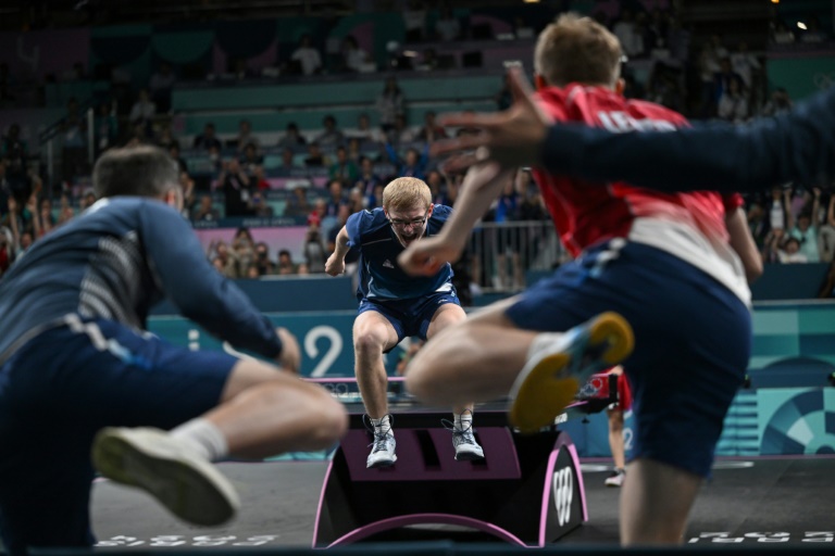 La joie de Félix Lebrun, bondissant, après sa victoire décisive pour la médaille de bronze par équipes en tennis de table, le 9 août 2024 à Paris