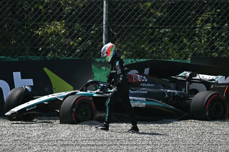 Le pilote italien Andrea Kimi Antonelli s'éloigne de sa Mercedes après être sorti de la piste lors de la 1re séance d'essais libres du Grand Prix d'Italie de Formule 1 sur le circuit de Monza le 30 août 2024.