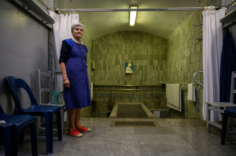 Une piscine rouverte pour les fidèles au Sanctuaire Notre Dame de Lourdes pendant le pèlerinage de l'Assomption, le 14 août 2024