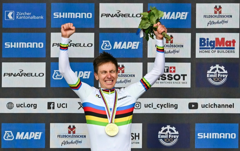 Le Slovène Tadej Pogacar, vainqueur, sur le podium des Championnats du monde de cyclisme sur route 2024, à Zurich, le 29 septembre 2024