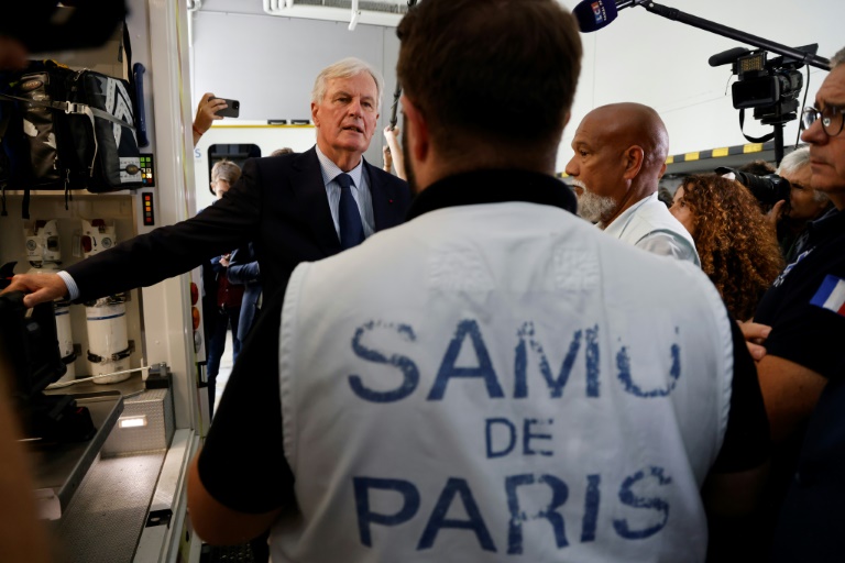 Le Premier ministre Michel Barnier (G) rencontre des agents du Samu à l'hôpital Necker, le 7 septembre 2024 à Paris