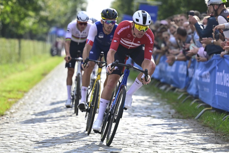 Le Français Christophe Laporte (au centre), le Danois Mads Pedersen (à droite), et le Néerlandais Mathieu van der Poel (à gauche) lors des championnats d'Europe de cyclisme, à Hasselt en Belgique le 15 septembre 2024