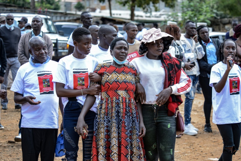 La famille et les amis de l'athlète ougandaise Rebecca Cheptegei rassemblés pour lui rendre hommage le 13 septembre 2024 à Eldoret, dans l'ouest du Kenya