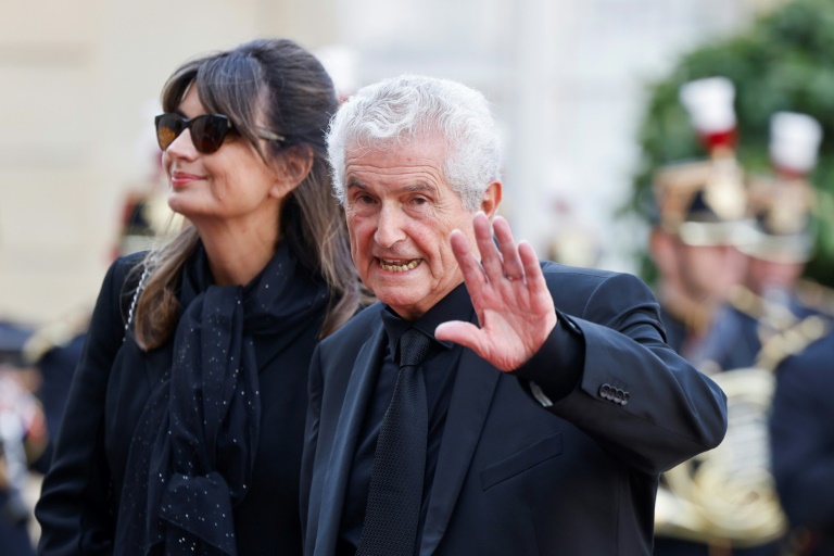 Le réalisateur français Claude Lelouch (à droite) et sa compagne, l'écrivaine Valérie Perrin, arrivent à l'Élysée à Paris, le 8 juin 2024