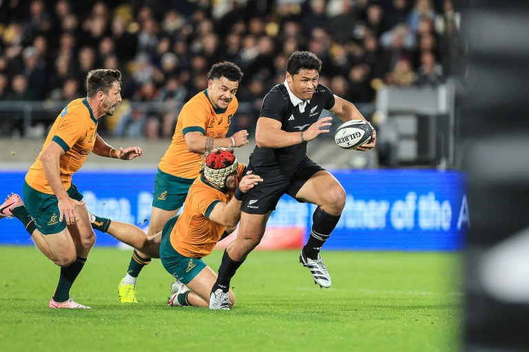 Caleb Clarke bat la défense australienne lors de la victoire des Blacks (33-13), le 28 septembre 2024 à Wellington