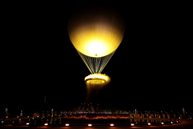 La vasque olympique s'envole accrochée à un ballon lors de la cérémonie d'ouverture des Jeux Paralympiques de Paris 2024 au Jardin des Tuileries, le 28 août 2024 à Paris