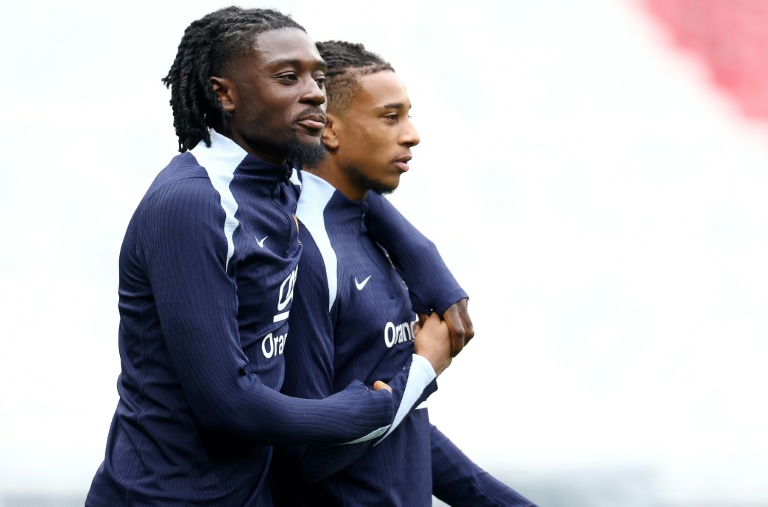 Le milieu de terrain Manu Koné (g.) et l'attaquant Michael Olise lors d'une séance d'entraînement des Bleus au Groupama Stadium de Décines-Charpieu, le 8 septembre 2024