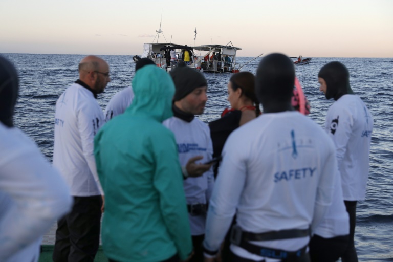 Des apnéistes de sécurité se préparent à sécuriser la plongée des participants aux Mondiaux d'apnée à Ajaccio, sur l'île méditerranéenne française de Corse, le 14 septembre 2024