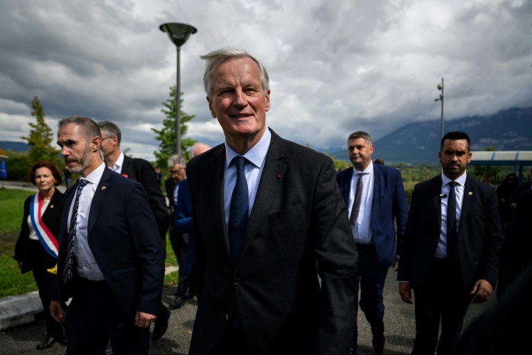 Le Premier ministre Michel Barnier (c) après une viste à l'Institut national de l'énergie solaire (Ines) au Bourget-du-Lac, le 12 septembre 2024 en Savoie