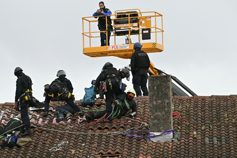 Les gendarmes évacuent les opposants à l'A69 installés sur le toit de la dernière maison de la ZAD, le 27 septembre 2024, à Verfeil, en Haute-Garonne