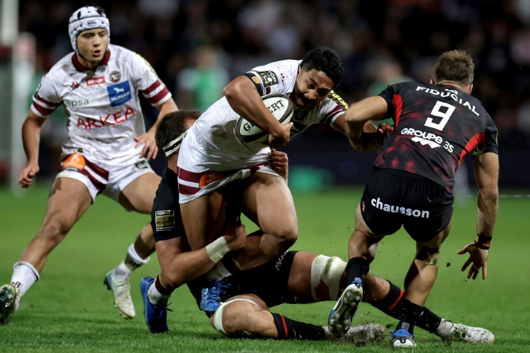 Le centre de l'UBB Yoram Moefana plaqué par les joueurs toulousains lors de la victoire des Bordelais 16-12 le 29 septembre  2024