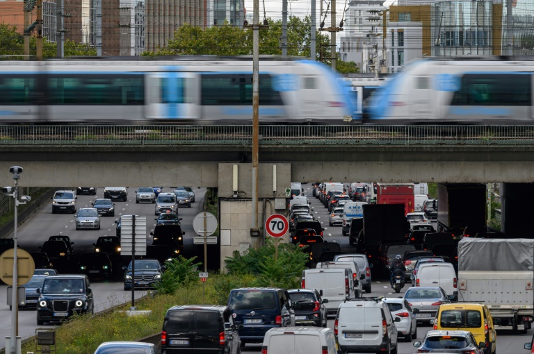 Embouteillage sur le périphérique parisien porte d'Asnières le 12 septembre 2024