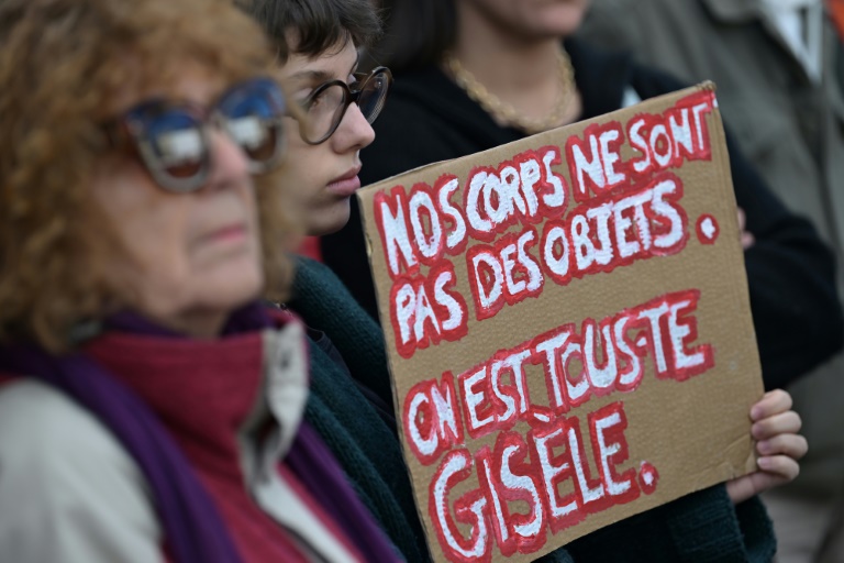 Une personne tient une pancarte de soutien à Gisèle Pelicot, victime de viols pendant une dizaine d'années, le 14 septembre à Rennes