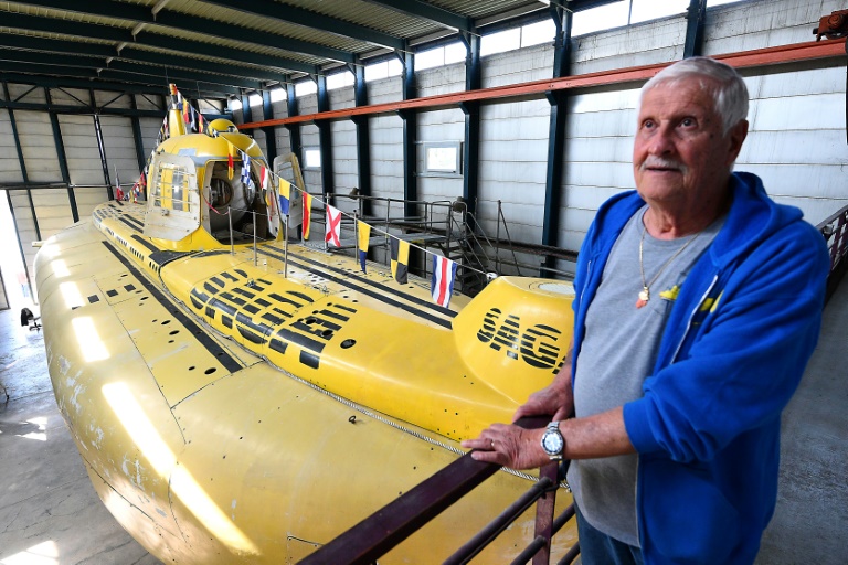 Marius Orsi devant le Saga du commandant Cousteau, à Marseille le 20 septembre 2024