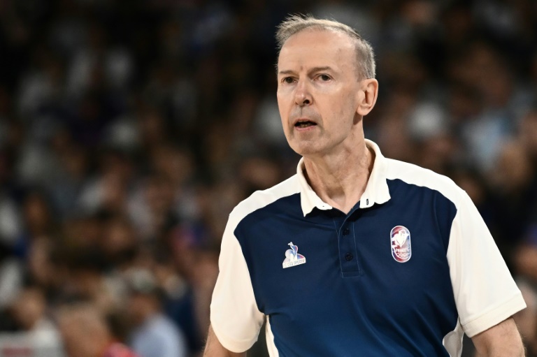 Vincent Collet sur le banc de l'équipe de France lors du tournoi olympique de basket le 8 août 2024