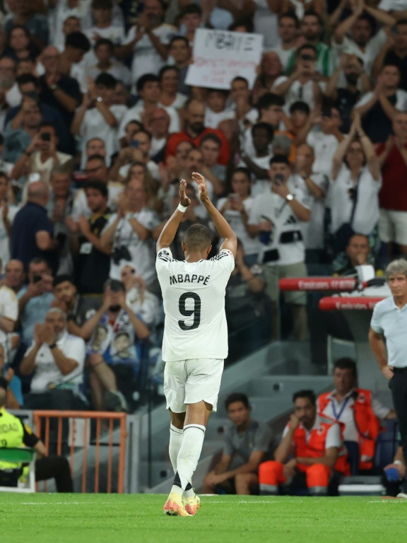 L'attaquant du Real Madrid Kylian Mbappé applaudi les supporters du Real qui l'acclament au moment de sa sortie, face au Betis Séville, à Madrid, le 1er septembre 2024