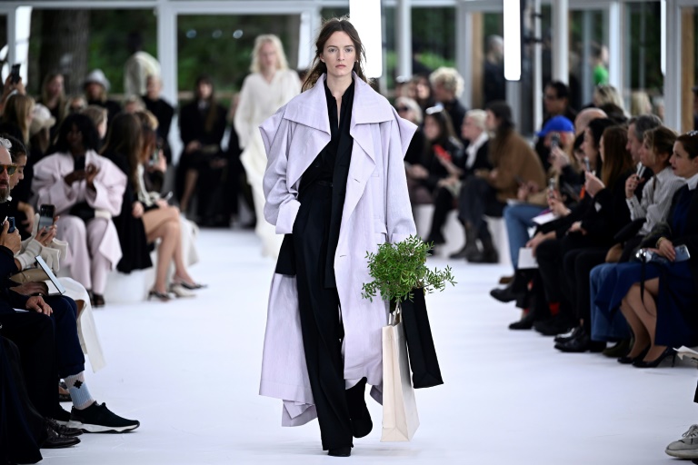 Défilé Issey Miyake pour la collection de prêt-à-porter féminin printemps-été 2025 dans le cadre de la semaine de la mode de Paris, à Paris le 27 septembre 2024