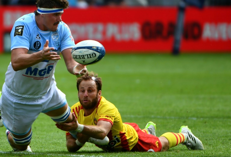 Le Bayonnais Baptiste Heguy (g) plaqué contre Perpignan, le 7 septembre 2024 à Bayonne