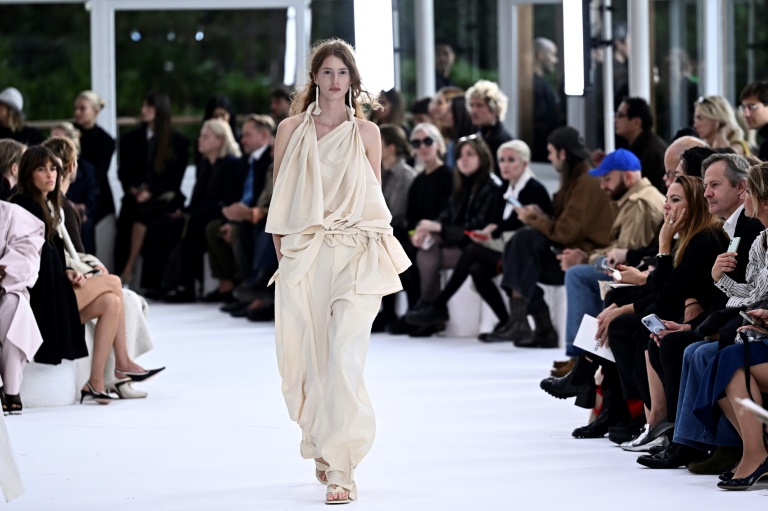 Défilé Issey Miyake pour la collection de prêt-à-porter féminin printemps-été 2025 dans le cadre de la semaine de la mode de Paris, à Paris le 27 septembre 2024