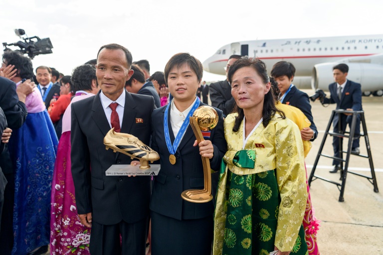 L'équipe de football féminine U20 de football de Corée du Nord arrive à l'aéroport de Pyongyang après avoir gagné la Coupe du Monde, le 28 septembre 2024