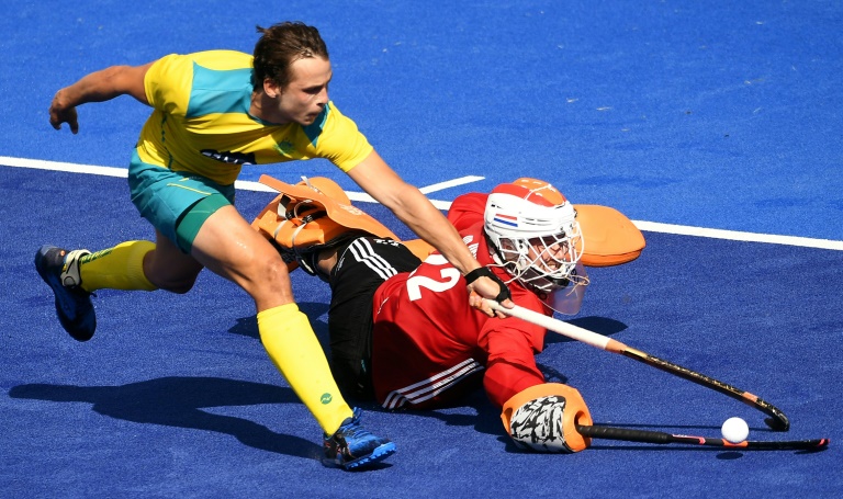 Le gardien de but néerlandais Sam van der Ven (d.) plonge pour bloquer un tir de l'Australien Tom Craig lors d'un match de la FIH Pro League entre l'Australie et les Pays-Bas, à Melbourne, le 2 février 2019