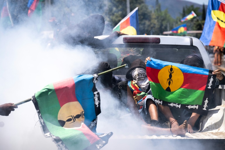 Des proches au passage du cortège funèbre de Samuel Moekia et Johan Kaidine à Saint-Louis, au nord de Nouméa, en Nouvelle-Calédonie, le 28 septembre 2024