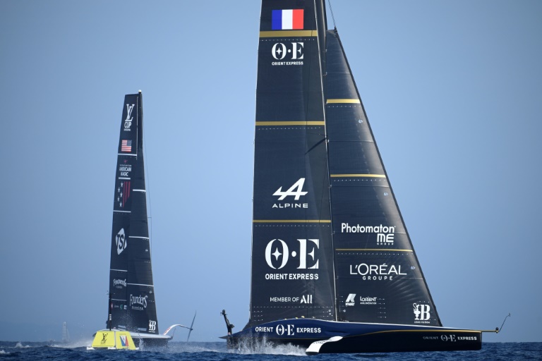 L'équipe française de l'Orient Express Racing Team et l'US NYYC American Magic s'affrontent en Coupe Louis-Vuitton, préambule de la Coupe de l'America, le 31 août 2024 au large de Barcelone en Espagne