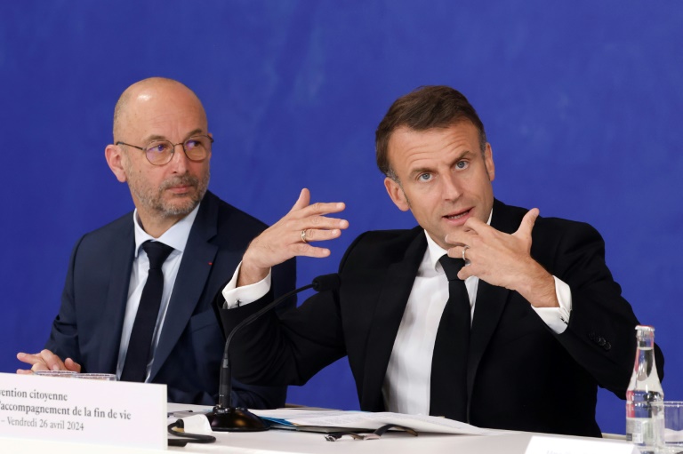 Le président du Cese Thierry Beaudet et Emmanuel Macron à Paris, le 26 avril 2024