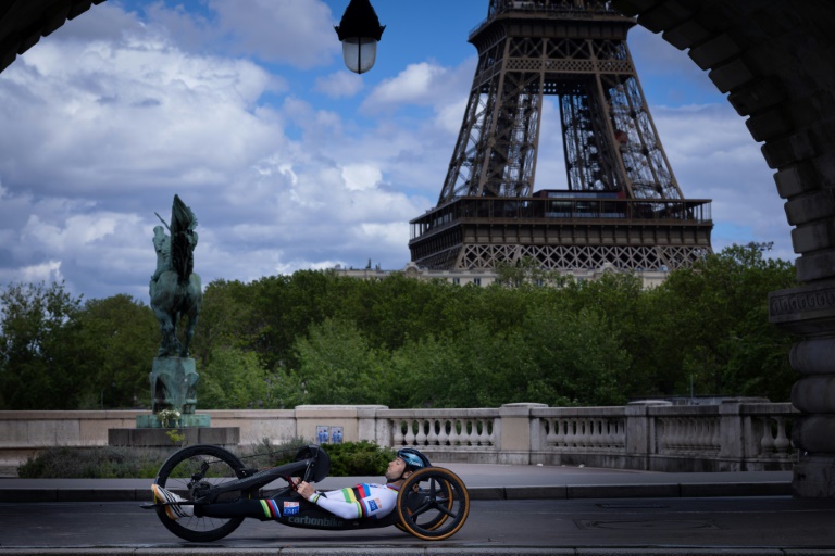 Le cycliste paralympique français Florian Jouanny pose sur le pont Bir-Hakeim à Paris le 6 mai 2024, avant les Jeux olympiques et paralympiques de Paris 2024